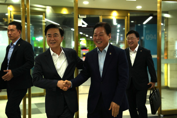 박완수 경남도지사(우측)가 25일 대한민국시도지사협의회 시·도지사 간담회 참석을 위해 충남도청 지하 1층 현관으로 들어서면서 김태흠 충남지사(좌측)와 반갑게 악수하고 있다. 사진=김지현 기자