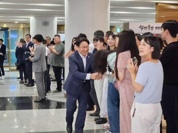 강기정 광주시장이 25일 대한민국시도지사협의회 시·도지사 간담회 참석을 위해 충남도청 지하 1층 현관으로 들어오면서 도청 직원들과 반갑게 인사하고 있다. 사진=김지현 기자