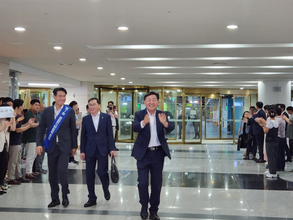 김관영 전북특별도지사가 25일 대한민국시도지사협의회 시·도지사 간담회 참석을 위해 충남도청 지하 1층 현관으로 들어서고 있다. 김관영 지사가 마중 나온 충남도청 직원들에게 손을 흔들어 보이고 있다. 사진=김지현 기자