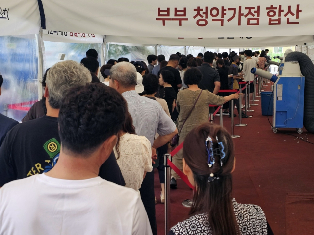 힐스테이트 도안리버파크 견본주택 입장을 위해 대기하고 있는 행렬. 사진=조선교 기자