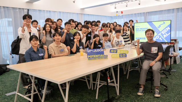 '제5회 계룡장학재단 아이디어 공모전' 1차 합격자들이 24일 유현준 건축사무소에서 유현준 건축가(홍익대 건축도시대학 교수)와 인큐베이팅을 진행한 뒤 기념촬영을 하고 있다. 계룡장학재단 제공