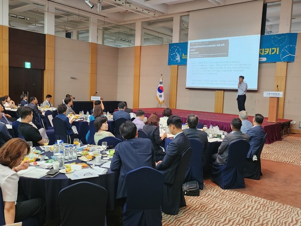 충북경제포럼 253차 월례회가 25일 그랜드플라자청주호텔에서 열렸다.