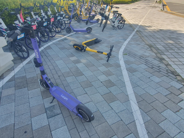 충남 내포신도시의 인도에 개인형이동장치가 쓰러진채 방치돼 있다. 사진=권혁조 기자.