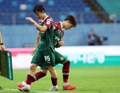 지난 21일 대전월드컵경기장에서 열린 대전하나시티즌과 포항스틸러스의 경기에서 대전하나의 김문환이 박정인과 교체되고 있다. 대전하나시티즌 제공