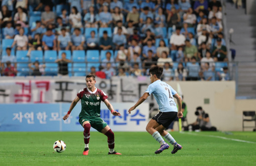 지난 27일 대구 DGB대구은행파크에서 열린 대전하나시티즌과 대구FC와 경기에서 대전하나의 켈빈이 공을 잡고 전진하고 있다. 대전하나시티즌 제공