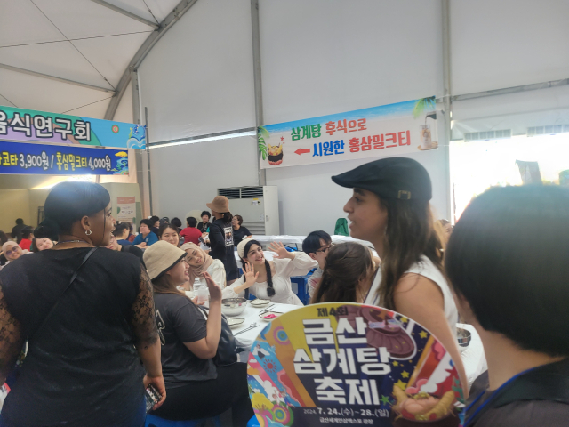 지난 28일 무더위속에서도 약 8만명의 관광객이 삼게탕축제를 찾아 성황을 이뤘다. 사진=이상문 기자