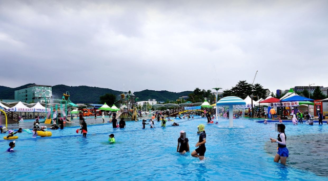 음성군이 여름방학을 맞아 영어·물놀이 프로그램을 운영한다. 사진은 충북혁신도시 물놀이장. 음성군 재공