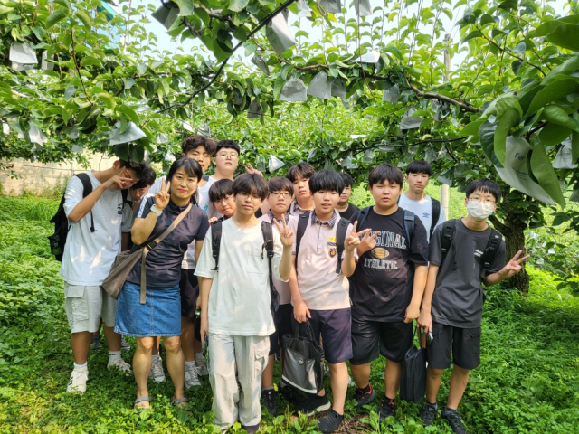 충북 충주시학교 4-H회가 충주시 관내 청년농업인(영농 4-H회원)과 함께 농가체험활동을 추진했다.