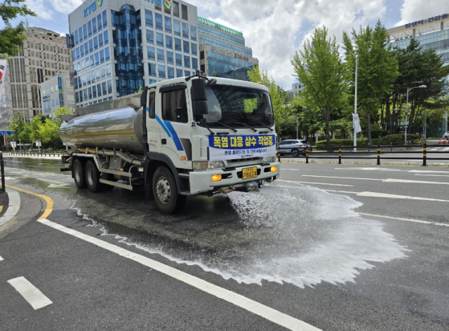 대전 서구 살수차가 살수 작업을 하고 있는 모습. 대전 서구청 제공