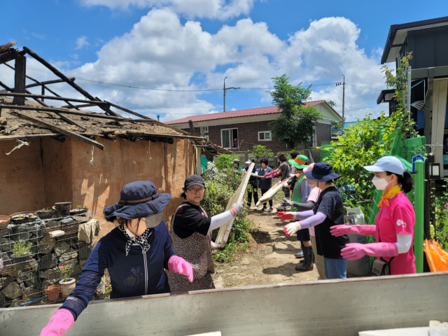 대전 서구 관저2동 자생단체 회원들과 동직원 등 50여 명이 수해피해 입은 서구 용촌동 정방마을 위해 복구 작업에 나섰다. 대전 서구청 제공.
