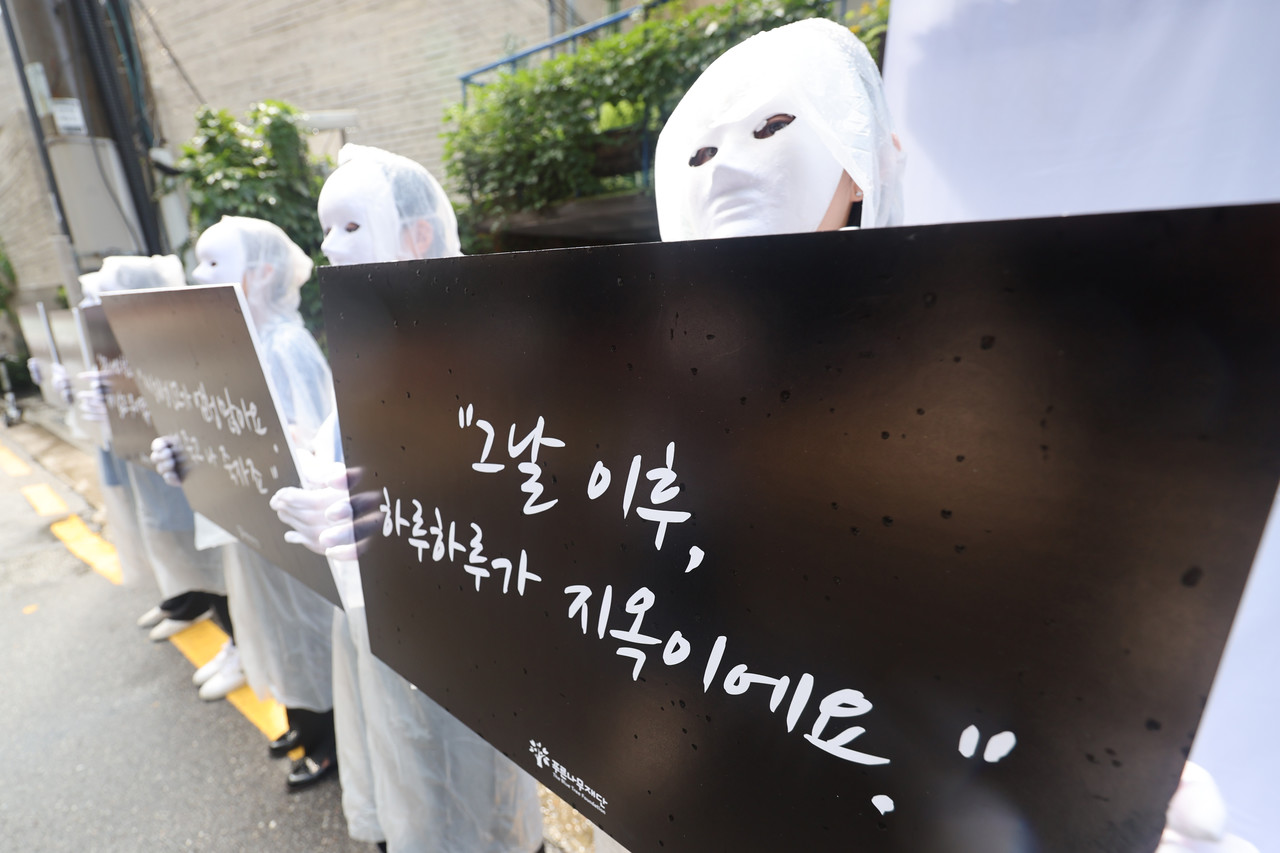 학교폭력 실태조사 기자회견 앞서 피켓팅지난 24일 오전 서울 서초구 푸른나무재단 앞에서 재단 관계자들이 학교폭력에 관심을 가져 달라는 내용을 담은 손팻말을 들고 있다. [연합뉴스 자료사진. 재판매 및 DB 금지]