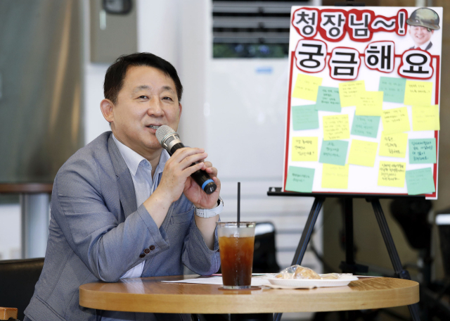 서철모 대전 서구청장이 청년 일자리체험사업 참여자 간담회를 진행하고 있다. 대전 서구청 제공.