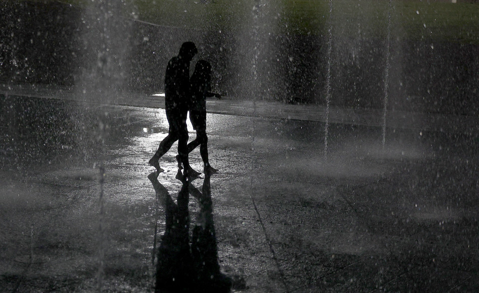 폭염경보가 이어진 30일 오후 대구 달서구 두류공원 2·28자유광장 바닥분수에서 시민들이 물놀이하며 무더위가 찾아온 여름밤을 이겨내고 있다. 2024.7.30