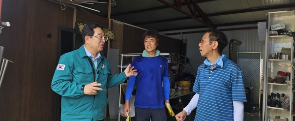 ▲ 황규철 옥천군수가 폭우피해 현장을 찾아 주민들과 이야기를 나누고 있다. 황 군수는 당초 계획한 휴가를 반납하고 비 피해상황을 점검하고 있다. 사진=박병훈 기자 pbh0508@cctoday.co.kr