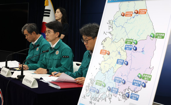 환경부 김완섭 장관이(가운데) 30일 서울 종로구 정부서울청사에서 기후대응댐 후보지 안에 대한 첫 번째 브리핑을 하고 있다. 사진=연합뉴스 제공