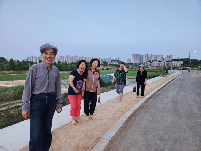 아산스마트팩토리마이스터고는 맨발걷기 로드, 전기차 충전소를 마련해 지역 주민과 함께 공유하고 있다. 아산스마트팩토리마이스터고 제공