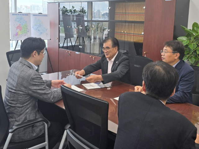 행정안전부를 방문해 특별교부세 지원을 건의 하고 있는 김기웅 서천군수.사진=서천군 제공.