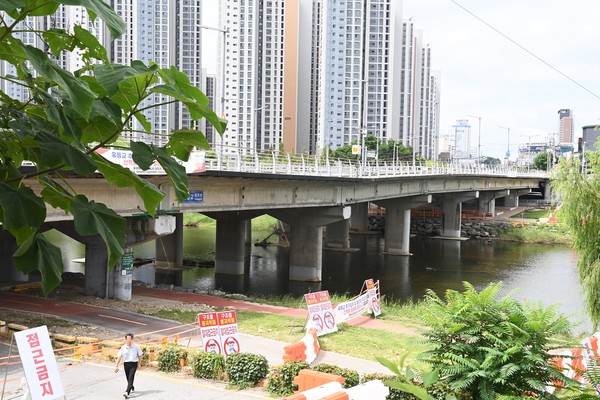대전시가 유등교 전면 철거 후 재가설할 계획을 발표한 1일 대전 중구 유등교 일부가 침하되어 있다. 김주형 기자 kjh2667_@cctoday.co.kr