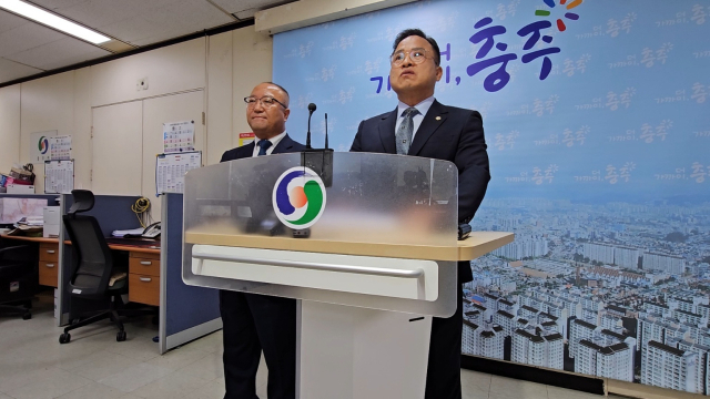 김낙우(왼쪽)의장과 박해수 전 의장이 1일 충주시청 브리핑룸에서 기자회견을 열어 지난달 29일 국민의힘 시의원들이 주장하는 일부 내용들은 모두 거짓말을 하고 있다며 경찰 고소·고발 등 강경 대응을 예고했다.사진=김의상 기자