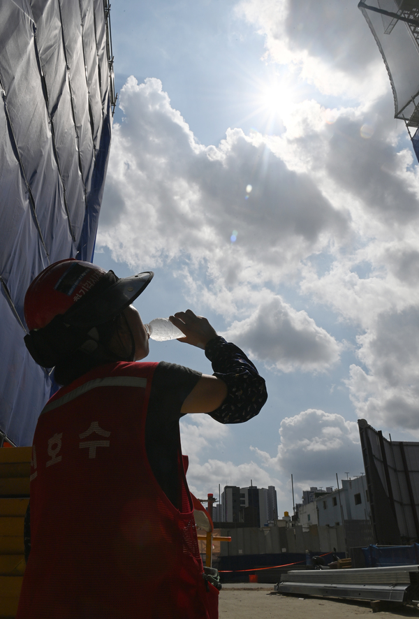 ▲ 폭염으로 인해 온열질환 환자가 늘어나는 가운데 1일 대전의 한 건설 현장에서 인부가 뜨거운 햇빛 아래에서 물을 마시며 목을 축이고 있다. 김주형 기자 kjh2667_@cctoday.co.kr