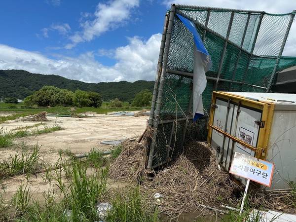 대전 대덕구에 위치한 갑천야구장은 높이 1.5m의 그물 펜스와 함께 빗물에 떠다니던 물건과 기계들이 여기저기 흩어져 있었다. 사진=이심건 기자