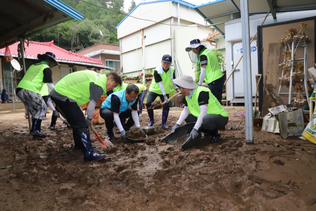 충남세종농협 임직원들이 집중호우로 피해를 입은 농가를 찾아 봉사활동을 하고 있다. 충남세종농협제공.