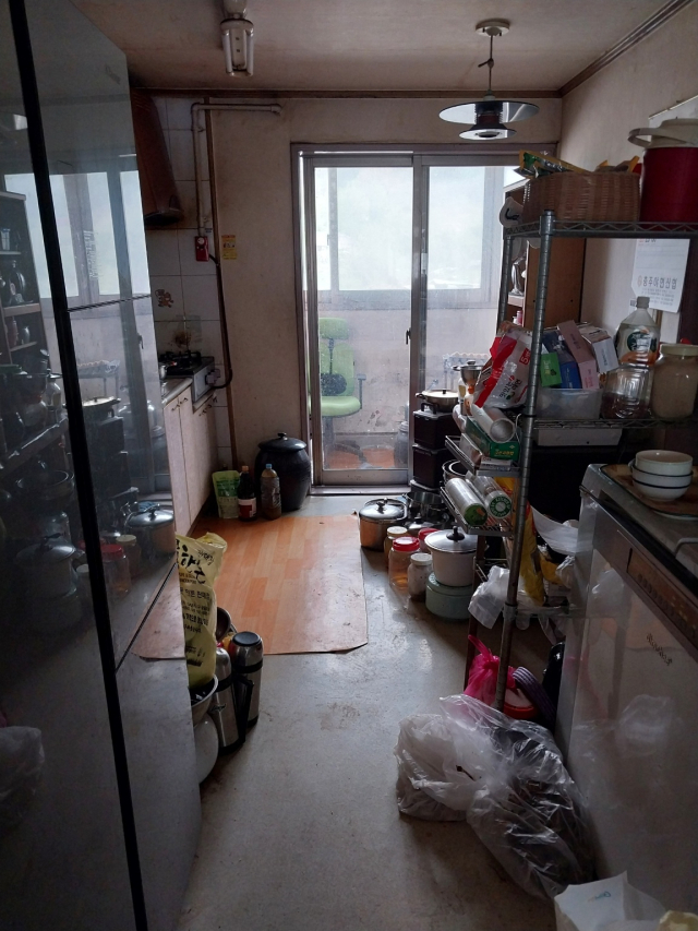 연수동 지역사회보장협의체는 2일, ‘주거환경 개선사업’을 통해 쓰레기가 쌓여 있던 치매 노인가정의 집을 대청소하여 쾌적한 환경을 제공했다.사진=충주시