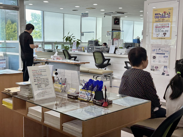 2일 오전 송촌동 행정복지센터 내부는 민원 업무를 처리하기 위해 대기하는 시민들만 있을 뿐 휴식을 위해 방문한 시민은 찾아볼 수 없었다. 사진=함성곤 기자