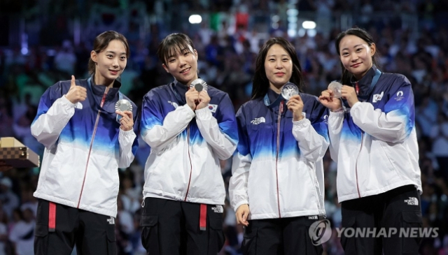 2024 파리 올림픽에서 은메달을 획득한 한국 여자 사브르 단체팀. 왼쪽부터 윤지수, 전하영, 전은혜, 최세빈. 사진 연합뉴스