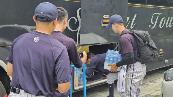 대전제일고 야구부 학생선수들이 버스에 짐을 싣고 있다. 대전제일고 야구부는 학교 내에 전용 야구장이 없어 충남 논산 등 1시간 거리까지 원정 훈련을 나가고 있다. 사진=김중곤 기자