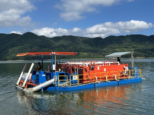 대청댐 녹조 제거선[수자원공사 제공. 재판매 및 DB 금지]