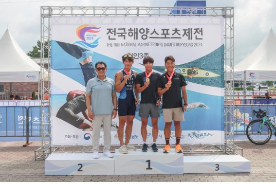 지난 1일 충남 보령 대천해수욕정에서 진행된 제16회 전국해양스포츠제전 철인3종 대회에서 메금메달을 획득한 계룡건설 철인3종 선수단 선수들이 기념촬영을 하고 있다.계룡건설 제공