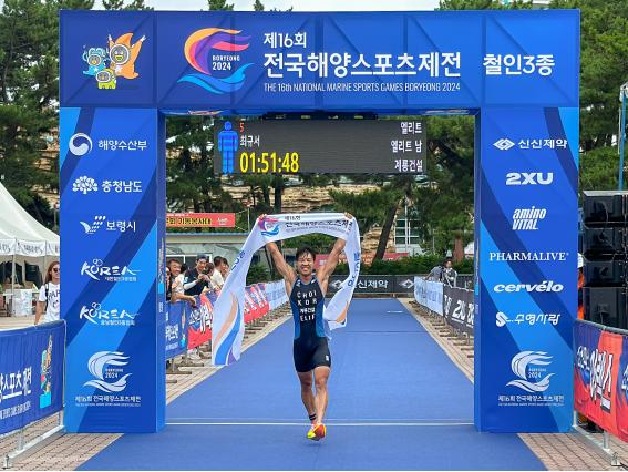 지난 1일 충남 보령 대천해수욕정에서 진행된 제16회 전국해양스포츠제전 철인3종 대회에서 계룡건설 철인3종 선수단 최규서 선수가 트라이애슬론(철인3종) 엘리트 경기 1위로 들어오고 있다.계룡건설 제공