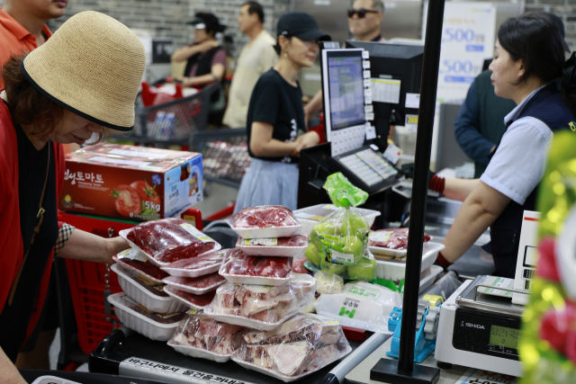 아산축협은 지역축산물의 소비촉진과 한우농가 소득증대를 위해 한우 반값 대축제 행사를 진행했다. 아산축협 제공
