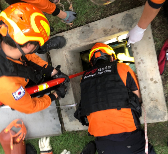 4일 오후 4시31분경 대전 유성구 유림공원 바닥 분수대에서 작업자가 쓰러져 있다는 신고를 받은 소방대원들이 인명 구조 활동을 벌이고 있다. 대전소방본부 제공.