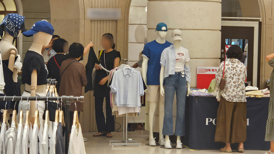 5일 대전신세계 Art&Science 남성복 매장에서 고객들이 옷을 살펴보고 있다. 사진=박현석 기자