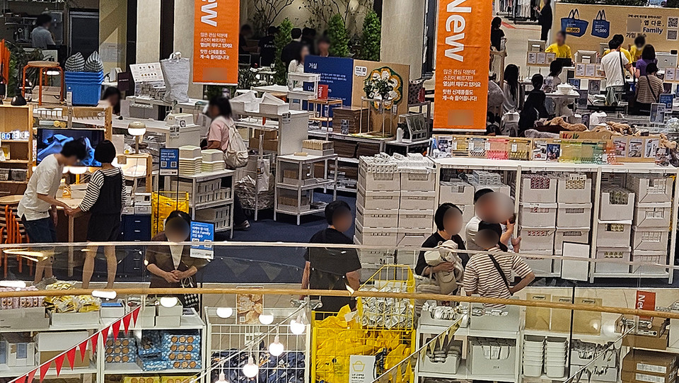 5일 대전신세계 Art&Science 팝업 스토어에 많은 시민들이 물건을 살펴보고 있다. 사진=박현석 기자