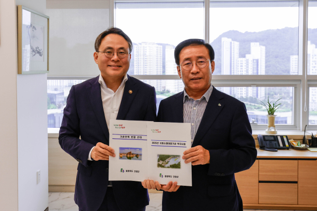 고기동 행정안전부 차관에게 현안사업을 건의하는 김문근 단양군수. 단양군 제공