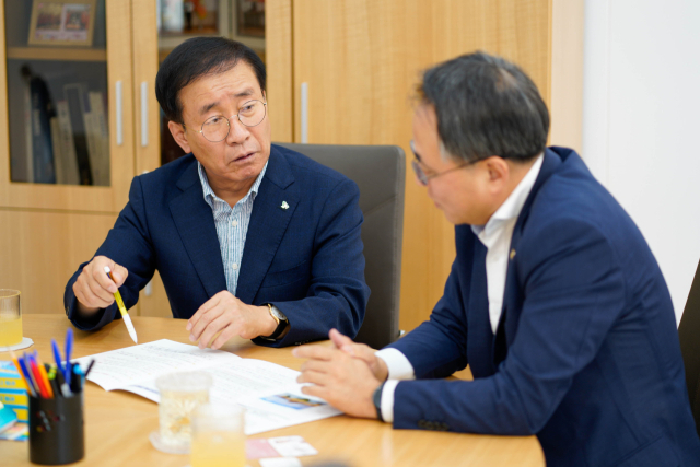 고기동 행정안전부 차관에게 현안사업을 건의하는 김문근 단양군수. 단양군 제공