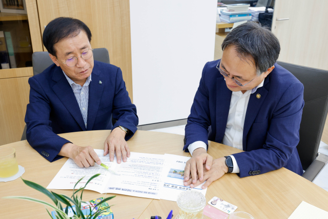 고기동 행정안전부 차관에게 현안사업을 건의하는 김문근 단양군수. 단양군 제공