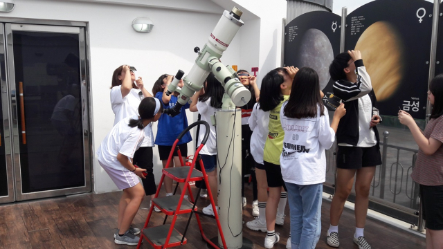 류방택천문기상과학관에서 아이들이 별을 관측하는 모습. 서산시 제공