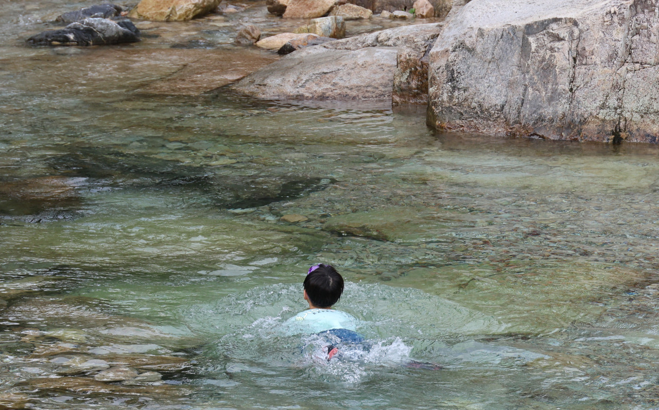 이틀째 폭염경보가 발효 중인 25일 오후 충남 공주시 반포면 계룡산 동학사 계곡을 찾은 한 아이가 물놀이를 즐기고 있다. 2024.7.25 사진=연합뉴스. 