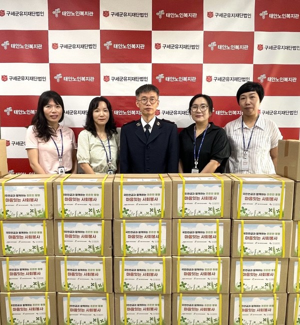 ▲ 태안노인복지관은 지난 3일 독거노인종합지원센터로부터 혹서기 대비 ‘생필품 키트’ 30박스를 전달받았다.  태안군사회복지협의회 제공