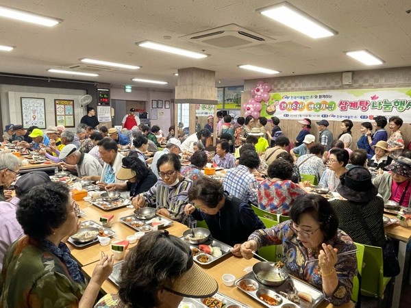 태안노인복지관(관장 김노정)은 지난달 15일 한국서부발전㈜으로부터 후원을 받아 2024년 ‘초복맞이 ‘원기충전! 행복가득! 삼계탕 나눔’행사를 진행했다.