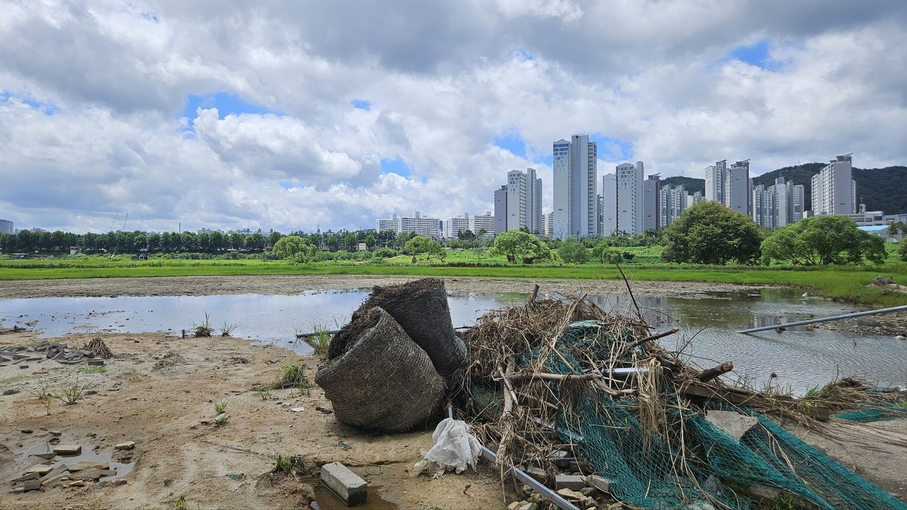 여름 집중호우로 폐허가 된 대전 갑천야구장. 이로 인해 지역 사회인야구가 중단된 상태다. 사진=김중곤 기자
