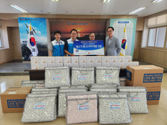 발전소 주변 에너지 취약계층에게 혹서기 대비 지원물품을 전달하고 있는 신서천건설본부.사진=신서천건설본부 제공.