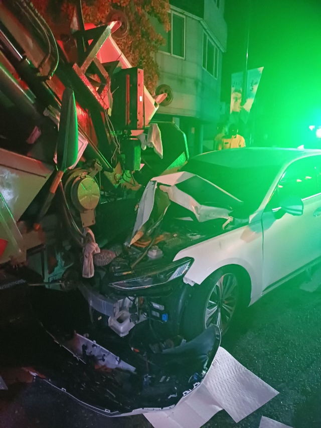 쓰레기 수거 작업 중이던 30대 환경미화원이 음주 차량에 치어 숨지는 안타까운 사고가 발생했다. 천안동남소방서 제공.