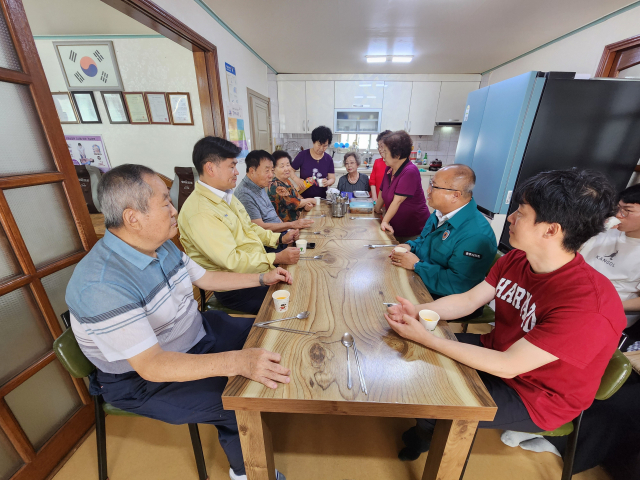 김낙우 의장(오른쪽 두번째)이 8월6일 연수동 동수경로당 무더위쉼터를 방문해 시설 이용 노인들과 애로사항 청취와 건강을 당부하며 이야기를 나누고 있다.사진=충주시의회