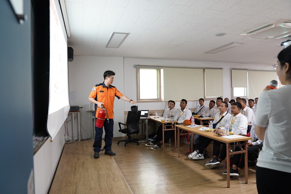 외국인 근로자가 다수 사망한 ‘아리셀 화재 사고’ 이후 소방안전교육 등 체계적 안전관리가 강화되고 있다.