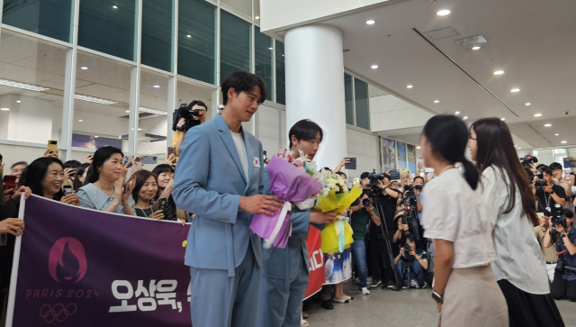 2024 파리 올림픽 금메달리스트 오상욱(27), 박상원(23)이 8일 대전시청에서 환영식을 즐기고 있다. 사진=김중곤 기자